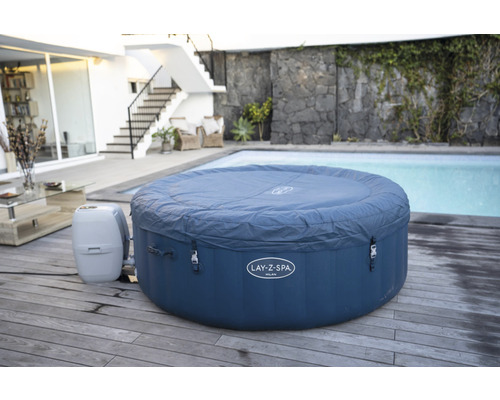 Aufblasbarer Lay-Z-Spa Milan Whirlpool auf einer Terrasse neben einem Pool