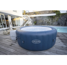 Aufblasbarer Lay-Z-Spa Whirlpool auf einer Holzterrasse