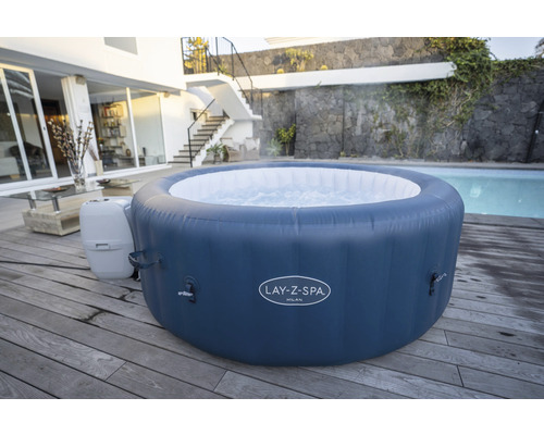 Aufblasbarer Lay-Z-Spa Whirlpool auf einer Holzterrasse