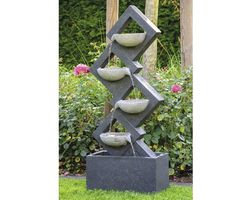Gartenbrunnen mit vier Wasserschalen und geometrischem Design
