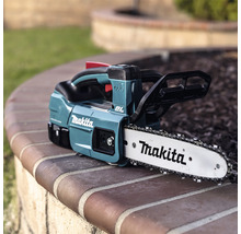 Makita Akku-Kettensäge auf einer Mauer