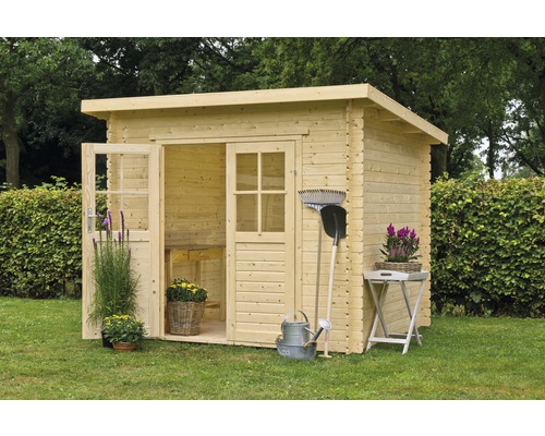 Gartenhaus mit Gartengeräten auf einer Rasenfläche