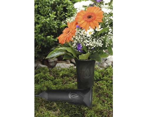 Grabvase mit Blumenstrauß auf Moosuntergrund