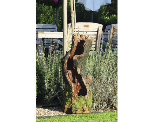 Gartenszene mit Baumstammbrunnen, Gartentisch und Stühlen