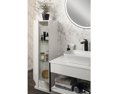 Badezimmer mit Waschbecken, Spiegel und offenem Badezimmerschrank