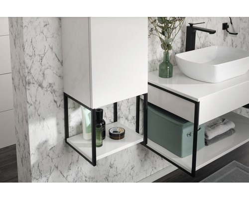 Modernes Badezimmer mit Waschbecken, Unterschrank, Hängeregal und Marmorwand