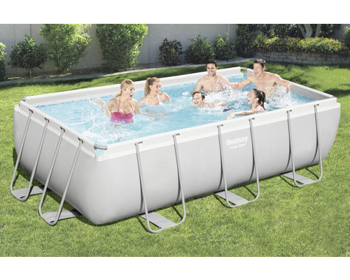 Rechteckiger Bestway Pool mit Familie im Garten