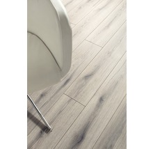 Nahaufnahme von Laminatboden mit Holzoptik und Stuhl