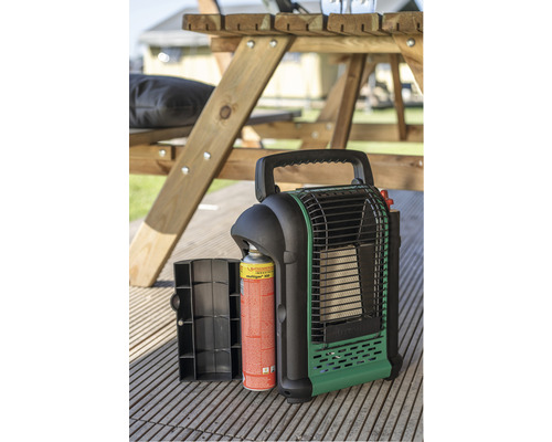 Tragbarer Gasheizer mit Gaskartusche neben einem Holztisch