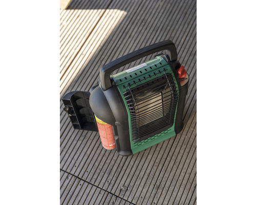 Grün-schwarzer transportabler Gasheizer auf Holzuntergrund