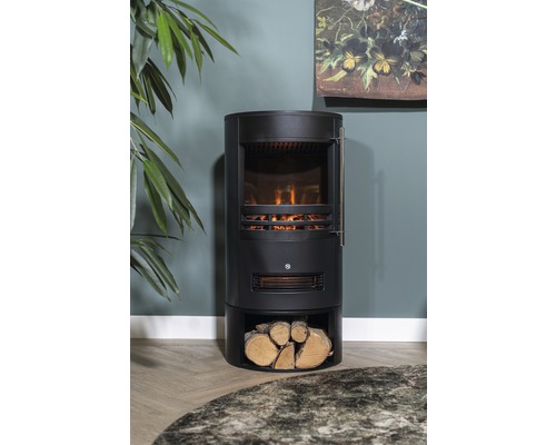 Schwarzer Kaminofen mit Holzscheiten im Lagerfach