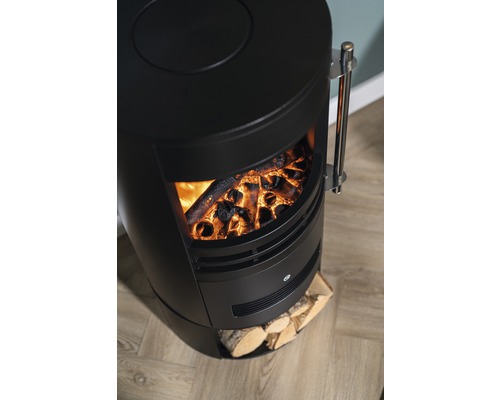 Schwarzer Kaminofen mit Holzscheiten