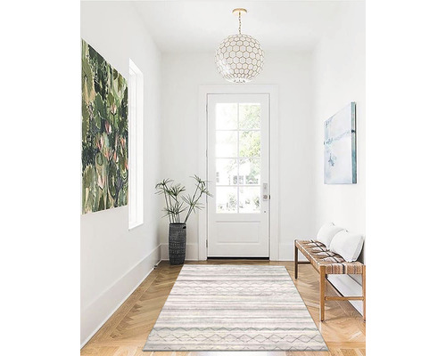 Eingangsbereich mit Teppich, Sitzbank und Dekoration