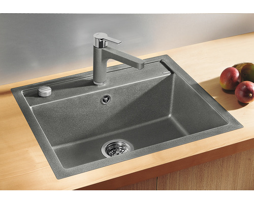 Küchenspüle aus Silgranit mit Armatur auf einer Arbeitsplatte