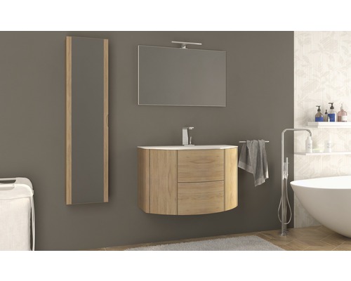 Badezimmer-Interieur mit Waschtisch, Spiegel, Hochschrank und Badewanne