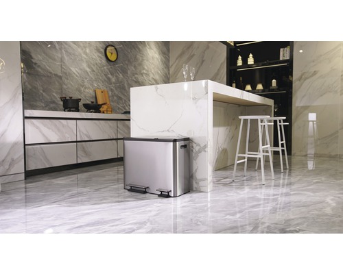 Doppelter Abfallbehälter aus Metall in einer Küche mit Kochinsel.