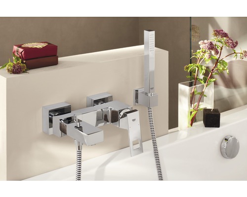 Aufputz Badewannenarmatur mit Handbrause im Badezimmer