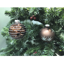 Zwei Weihnachtskugeln mit Streifen und Sternen am Weihnachtsbaum