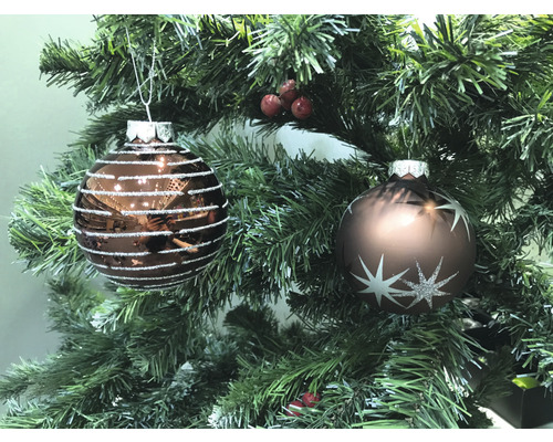 Zwei Weihnachtskugeln mit Streifen und Sternen am Weihnachtsbaum