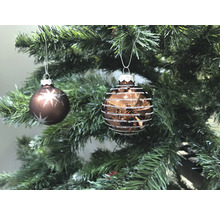 Zwei Christbaumkugeln mit Dekor hängen an einem Weihnachtsbaum.