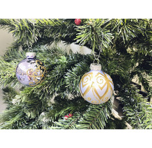 Zwei Christbaumkugeln mit Dekor am Weihnachtsbaum