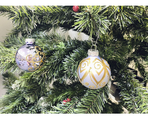 Zwei Christbaumkugeln mit Dekor am Weihnachtsbaum