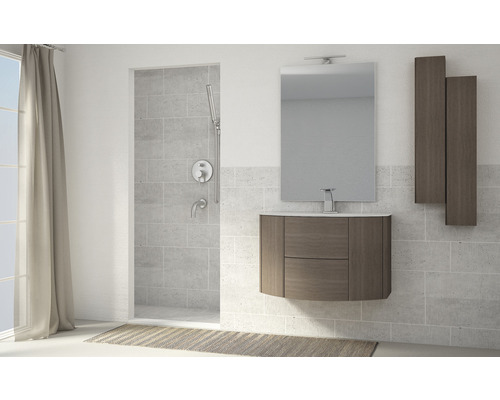 Helles Badezimmer mit Dusche, Waschtisch, Spiegel und Hochschrank