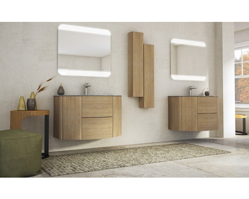 Badezimmer-Szene mit zwei Waschtischen aus Holz, beleuchteten Spiegeln und einem Hochschrank