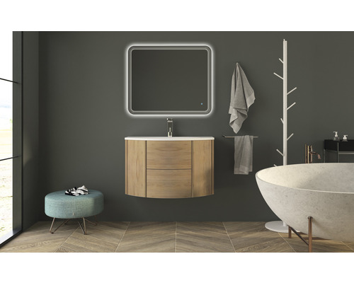 Badezimmer mit Waschtischunterschrank, Spiegel mit Beleuchtung, Badewanne und Handtüchern