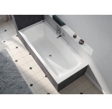 Eingebaute Badewanne im Badezimmer mit Armatur und Ablagefläche