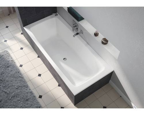 Eingebaute Badewanne im Badezimmer mit Armatur und Ablagefläche