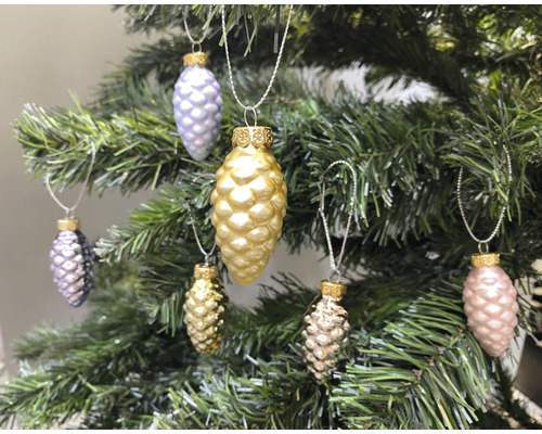 Dekorative Zapfenförmige Christbaumkugeln an einem Weihnachtsbaum