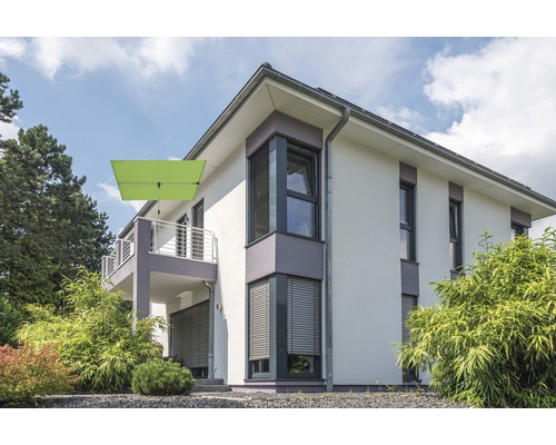 Modernes Haus mit Balkon und Sonnenschirm