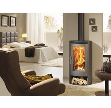 Kaminofen mit Holzscheiten in modern eingerichtetem Raum