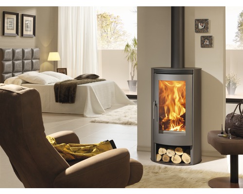 Kaminofen mit Holzscheiten in modern eingerichtetem Raum