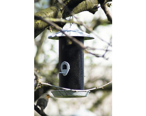 Vogelfutterhaus mit Aufhängung und Futterschale an einem Baum