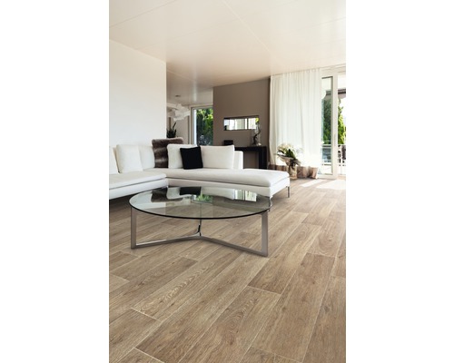 Heller Wohnraum mit Holzbodenfliesen, Sofa und Glastisch