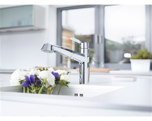 Küchenarmatur mit Ausziehbrause in einer hellen Küche