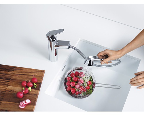 Küchenspüle mit Armatur und Brauseschlauch zum Reinigen von Gemüse