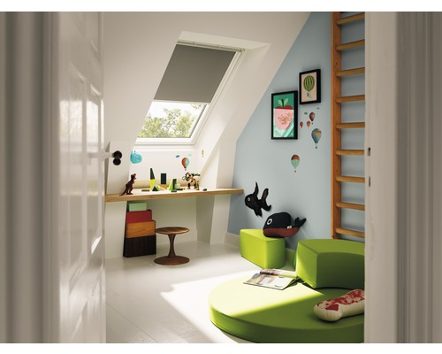 Kinderzimmer mit Dachfenster, Verdunkelungsrollo, Schreibtisch, Spielsachen, Sitzgelegenheiten und Leiter