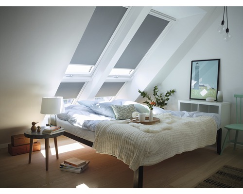 Schlafzimmer mit Dachfenstern und Rollos zur Verdunkelung