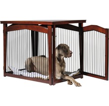 Hund liegt in einer braunen Hundehütte mit Metallstäben und offener Tür.