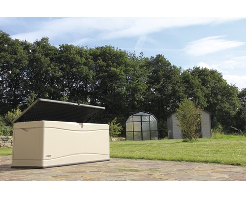 Geöffnete Aufbewahrungsbox im Garten vor Bäumen