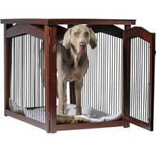 Hund in einer braunen Hundehütte mit Gitterstäben