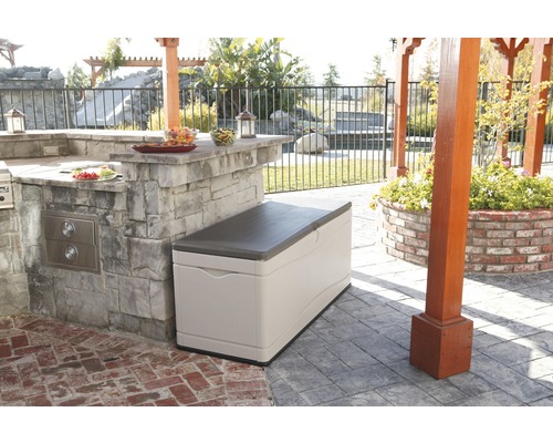 Gartenszene mit Aufbewahrungsbox im Außenbereich