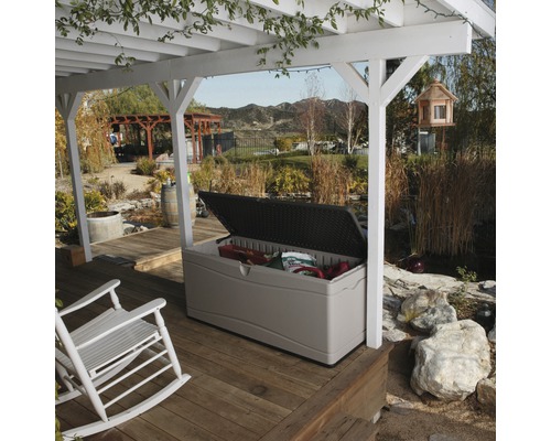 Geöffnete Gartenbox auf einer Holzterrasse unter einer Pergola, zur Aufbewahrung von Gartenzubehör im Außenbereich