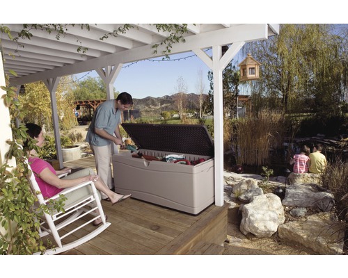 Szene mit einer Kunststoff-Gartenbox auf einer Veranda, die zur Aufbewahrung von Gartengeräten dient