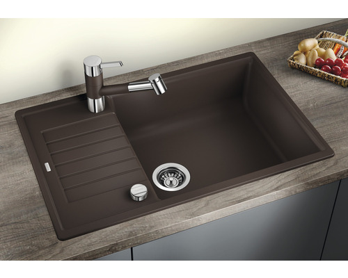 Spüle aus Verbundwerkstoff mit Abtropffläche und Armatur