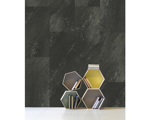 Wandgestaltung mit rechteckigen Wandfliesen und Regal