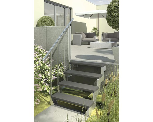 Außentreppe mit Geländer vor Terrasse und Garten